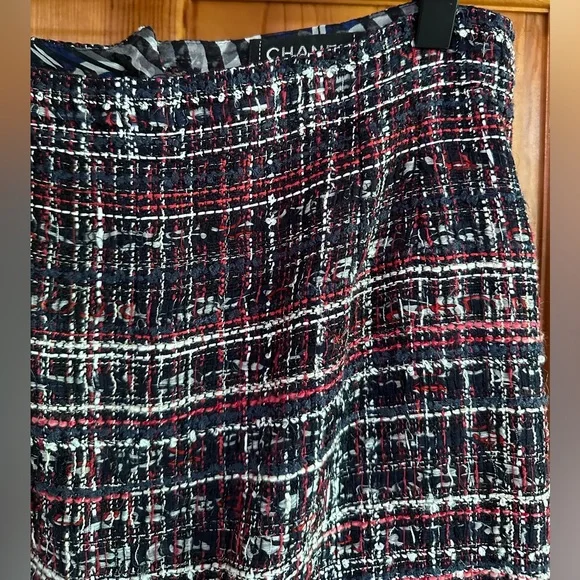 Chanel 08A Boucle Tweed Knee-Length Skirt 2008 Fall Collection by Karl Lagerfeld - Picture 6 of 16